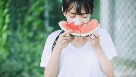 96年女生月入百万