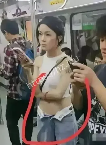 大妈撕扯女孩露脐装